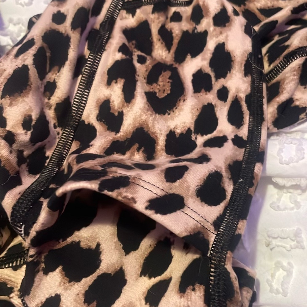 Victoria’s Secret cheetah print leggings size small - Picture 3 of 5
